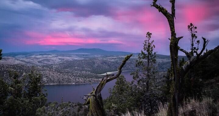 Prineville Reservoir in Central Oregon surrounded by volcanic canyon cliffs, one of the region's best destinations for kayaking and boating.