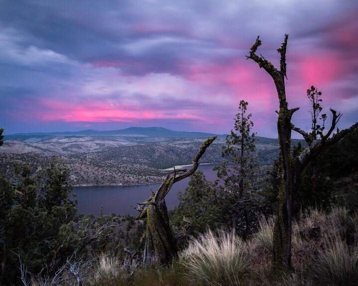 Prineville Reservoir in Central Oregon surrounded by volcanic canyon cliffs, one of the region's best destinations for kayaking and boating.